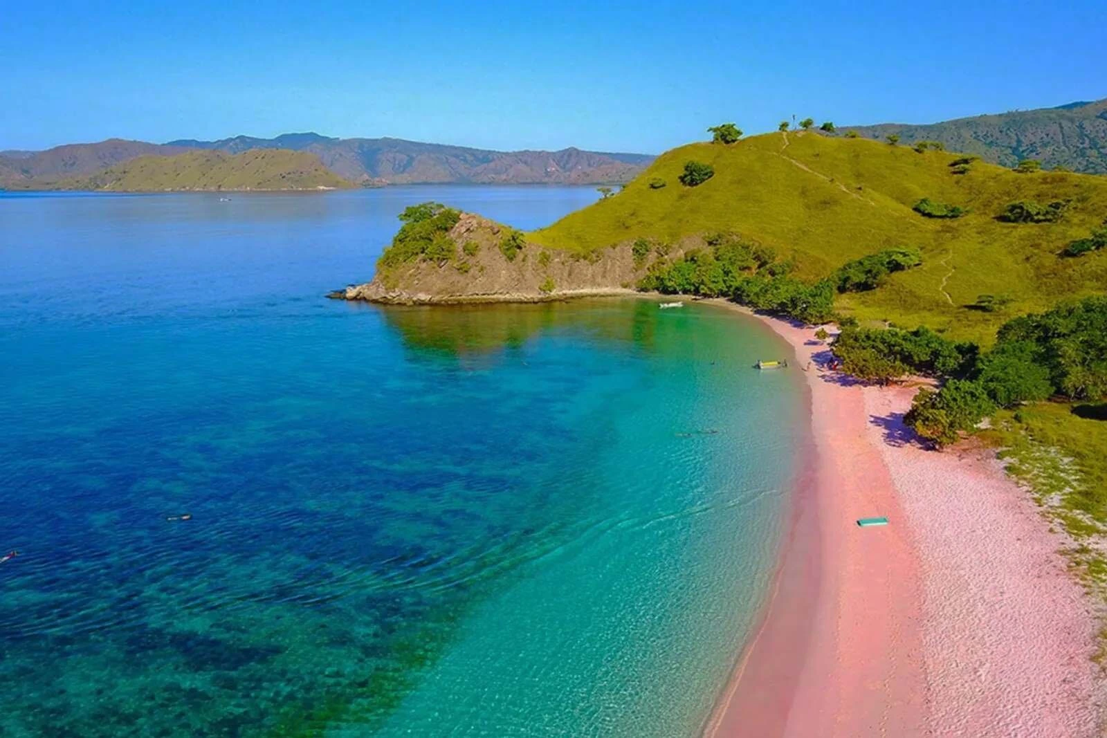 pink beach, rekomendasi tempat liburan keluarga dan anak